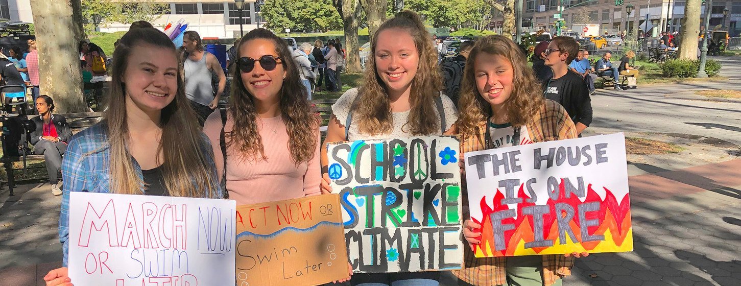فتيات من مدارس ثانوية في مدينة نيويورك، في تظاهرة الناشطين الشباب المطالبة بالعمل العالمي لمكافحة تغير المناخ. (20 سبتمبر 2019)