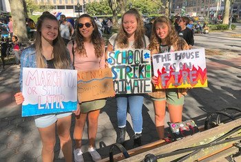 来自纽约长岛的高中女生和其他青年气候活动人士一起参加了一场呼吁全球采取行动应对气候变化的示威游行。(2019年9月20日)