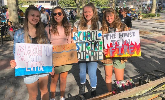 Meninas do ensino médio de Long Island, Nova Iorque, se juntam a outros jovens ativistas climáticos. (20 de setembro de 2019)