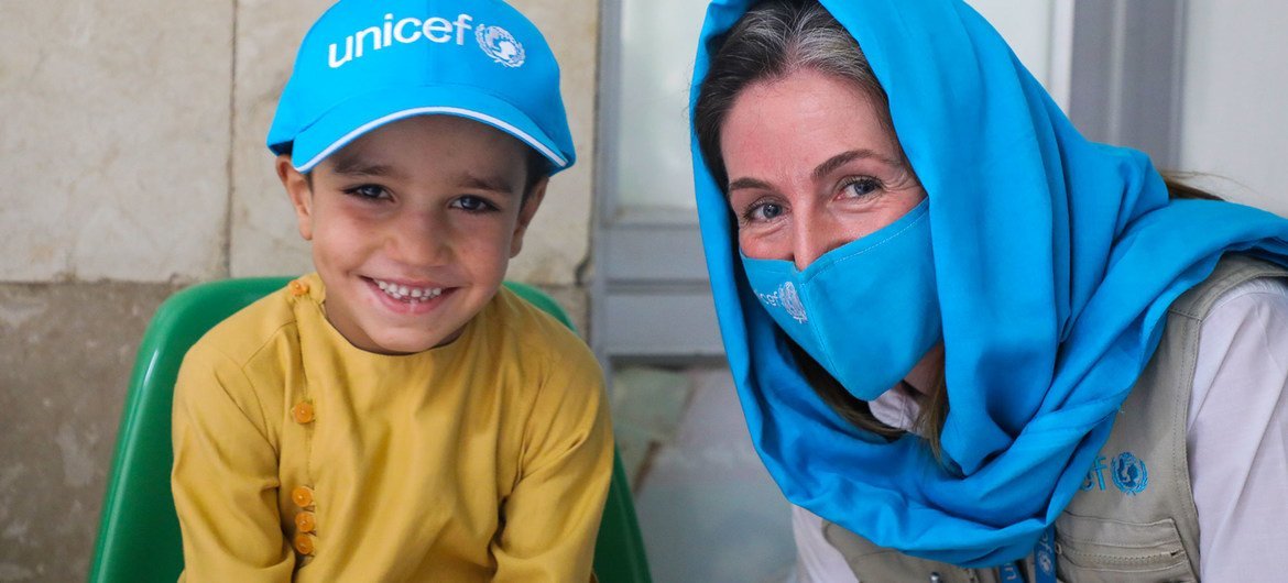 Sam Mort, la responsable de UNICEF en Afganistán, junto a un niño en un hospital de Kabul, la capital del país.