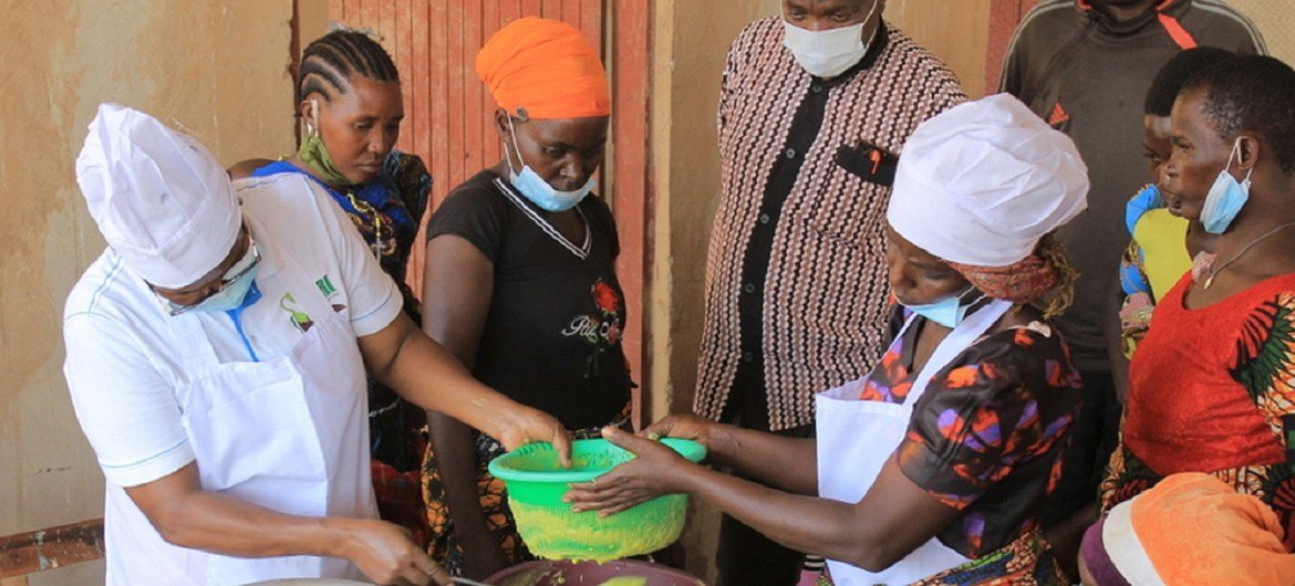 Grupo de mulheres na Tanzânia recebe treinamento da FAO sobre evitar desperdício alimentar 