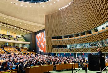 Visão ampla do salão Assembleia Geral da ONU, com Csaba Korosi discursando na abertura da 77ª sessão