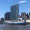 24 сентября - Всемирный день моря. Судно морского класса на фоне штаб-квартиры ООН в Нью-Йорке