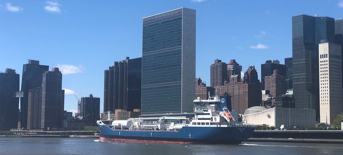 Navio em frente à sede das Nações Unidas, em Nova Iorque