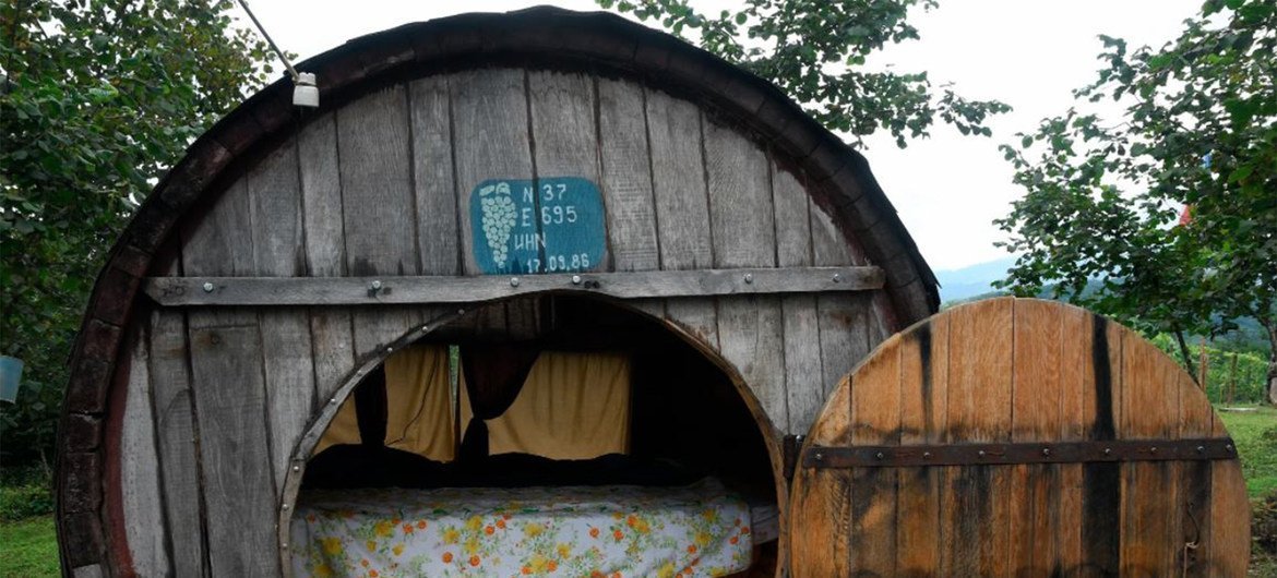 В одном из семейных фермерских хозяйств в Гурии можно переночевать в переоборудованных под мини-гостиницу винных бочках