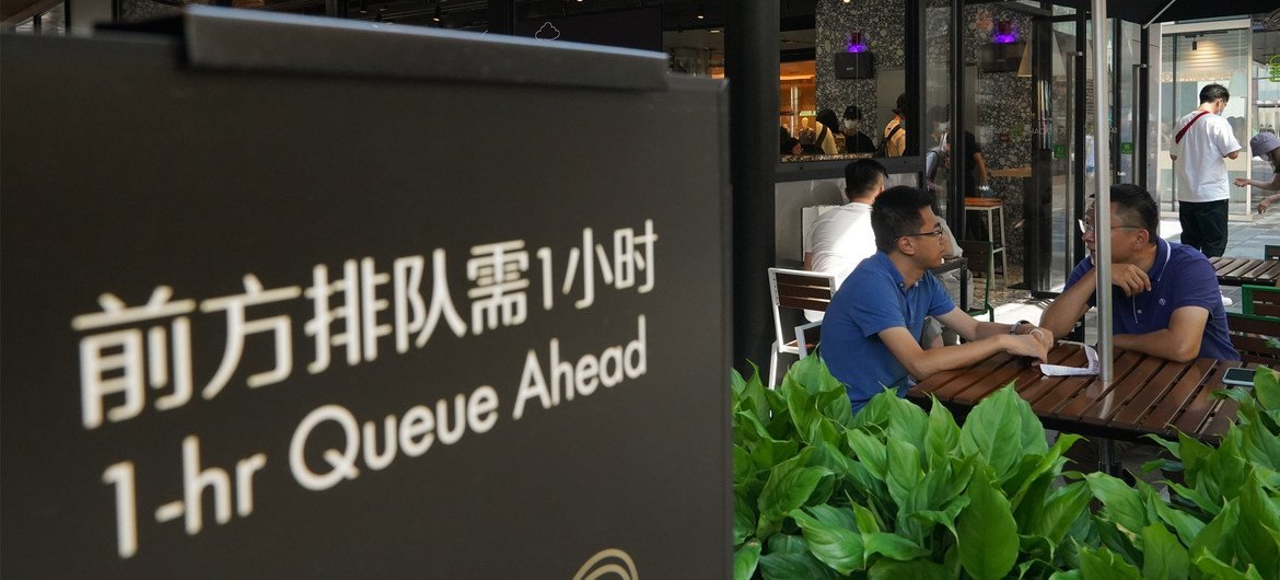 2020年9月4日，北京的一家汉堡店门口，指示牌提示排队等候时间为一小时。