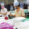 نساء يعملن في مصنع ملابس في هاي فونغ، فييت نام.
