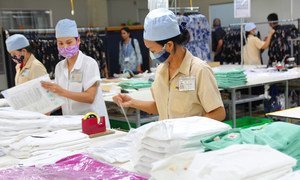 نساء يعملن في مصنع ملابس في هاي فونغ، فييت نام.