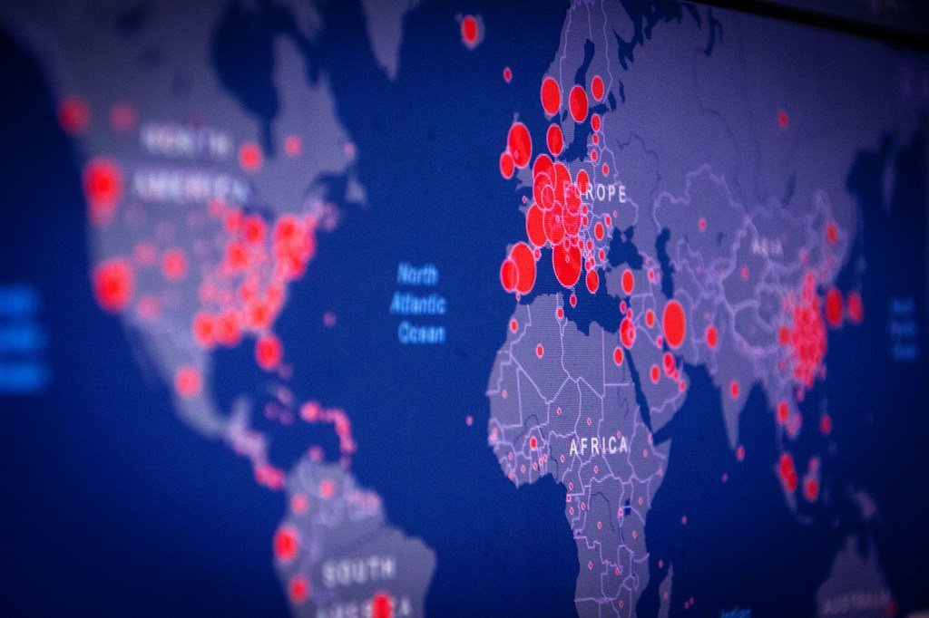  Une carte montre la dernières données sur les cas de coronavirus à travers le monde.