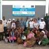 Baadhi ya wakulima wakiwa katika picha ya pamoja na viongozi wa FAO, UNICEF na WFP nje ya ghala la kuhifadhi mpunga lililopo Kijiji cha Isele, Wilaya ya Iringa vijijini nchini Tanzania. 
