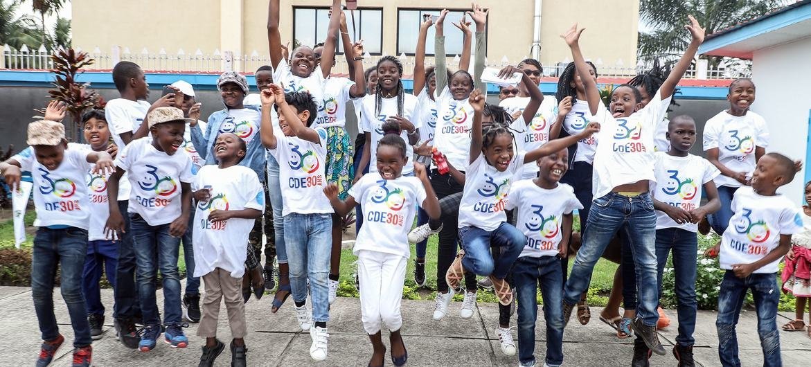 刚果布拉柴维尔的儿童聚集在一起庆祝并要求他们的基本人权。