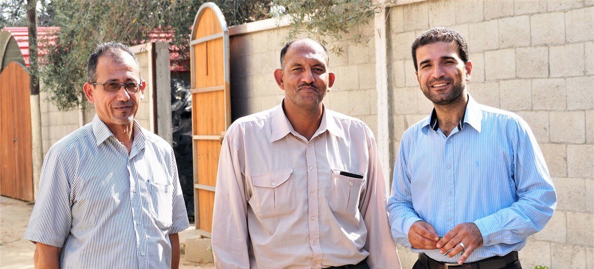 M. Wael Abu Ismael (là gauche), M. Freeh Abu T’ema (au centre), et le Dr Mossa Abu Taema (à droite), ambassadeurs du changement pour mettre fin aux mariages précoces à Khan Younès