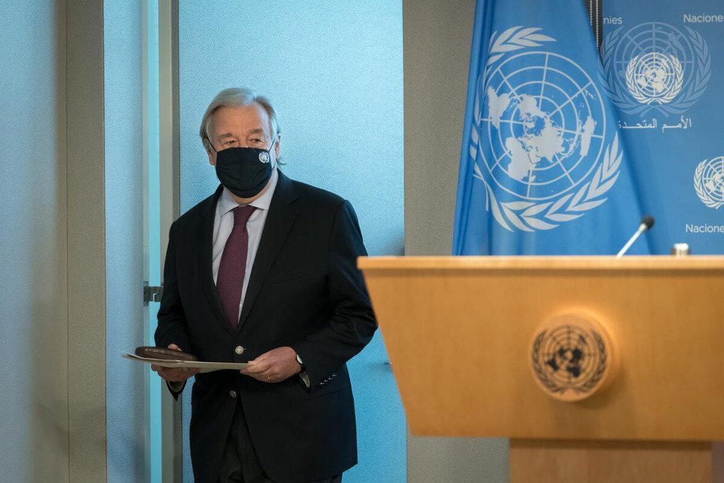 الأمين العام للأمم المتحدة أنطونيو غوتيريش يتوجه إلى قاعة المؤتمرات الصحفية اليومية لإطلاع الصحفيين المعتمدين لدى الأمم المتحدة على قمة مجموعة العشرين القادمة.