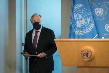 الأمين العام للأمم المتحدة أنطونيو غوتيريش يتوجه إلى قاعة المؤتمرات الصحفية اليومية لإطلاع الصحفيين المعتمدين لدى الأمم المتحدة على قمة مجموعة العشرين القادمة.