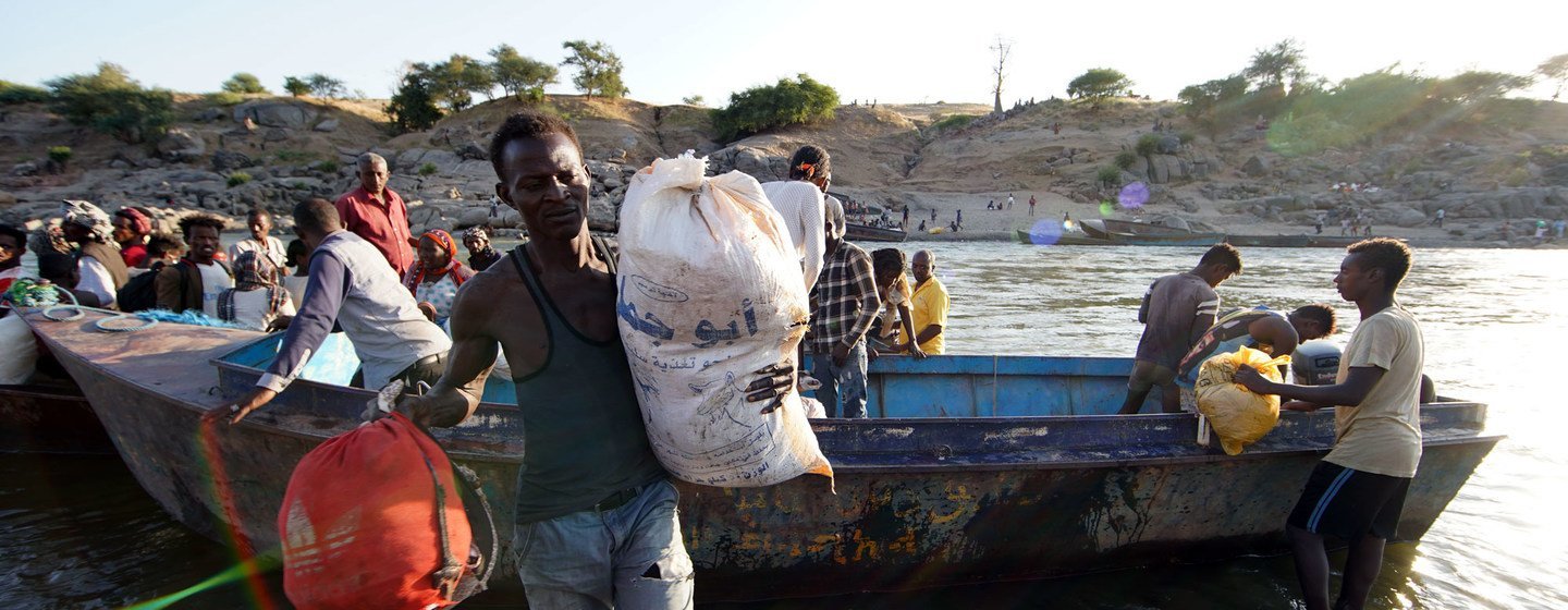  Refugiados da Etiópia cruzam o rio Tekeze para o Sudão.
