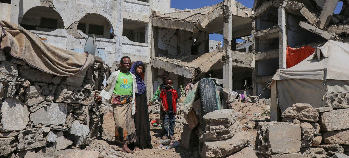 أسرة في مخيم بمحافظة الضالع في اليمن نزحت بسبب النزاع.