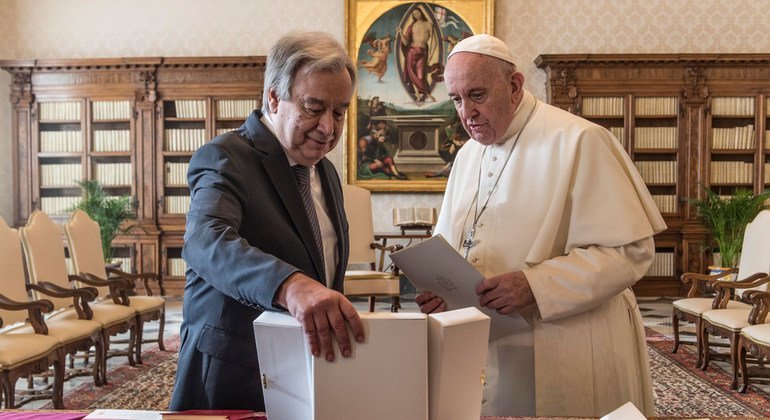 Durante o encontro, António Guterres e o papa falaram sobre o significado do Natal e lembraram de momentos de aflições e dores que afetam a toda a humanidade. 