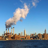 Emisiones de una fábrica en Manhattan, Nueva York.