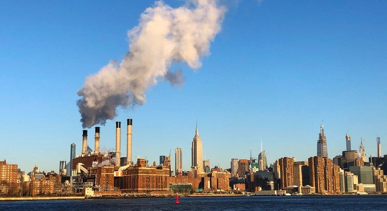 Emisiones de una fábrica en Manhattan, Nueva York.
