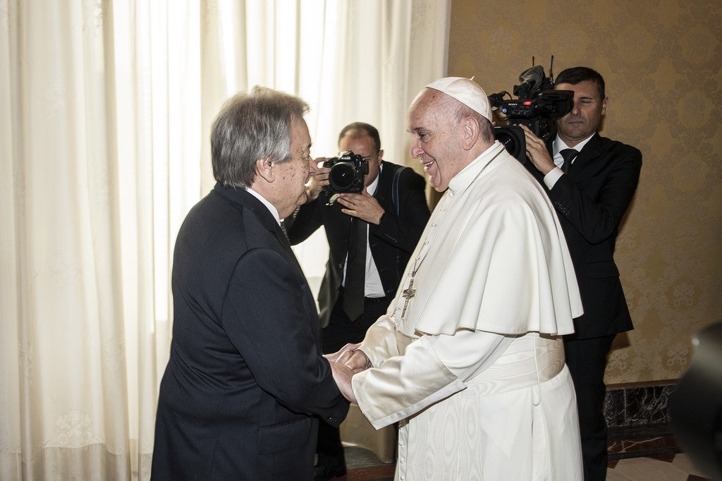Le Secrétaire général de l'ONU, António Guterres (à gauche), reçu en audience par le Pape François au Vatican