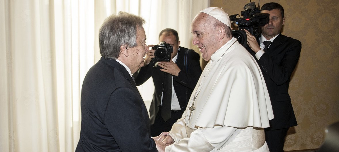El Secretario General António Guterres junto al Papa Francisco en la Ciudad del Vaticano.