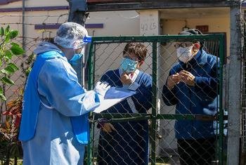 Trabajdores de la salud hacen pruebas de COVID-19 en domicilios de Buenos Aires, Argentina