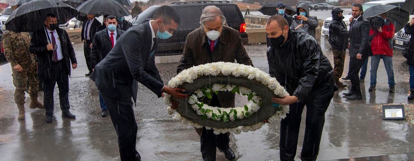 Le Secrétaire général des Nations Unies, António Guterres (au centre), dépose une gerbe en hommage aux victimes de l'explosion du port de Beyrouth, au Liban, qui a coûté la vie à plus de 200 personnes.