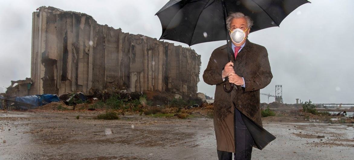 Le Secrétaire général des Nations Unies, António Guterres, visite le site de l'explosion du port de Beyrouth, au Liban, l'année dernière.