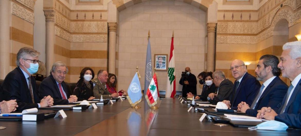 الأمين العام للأمم المتحدة خلال لقائه مع المسؤولين الحكوميين في القصر الحكومي في بيروت.