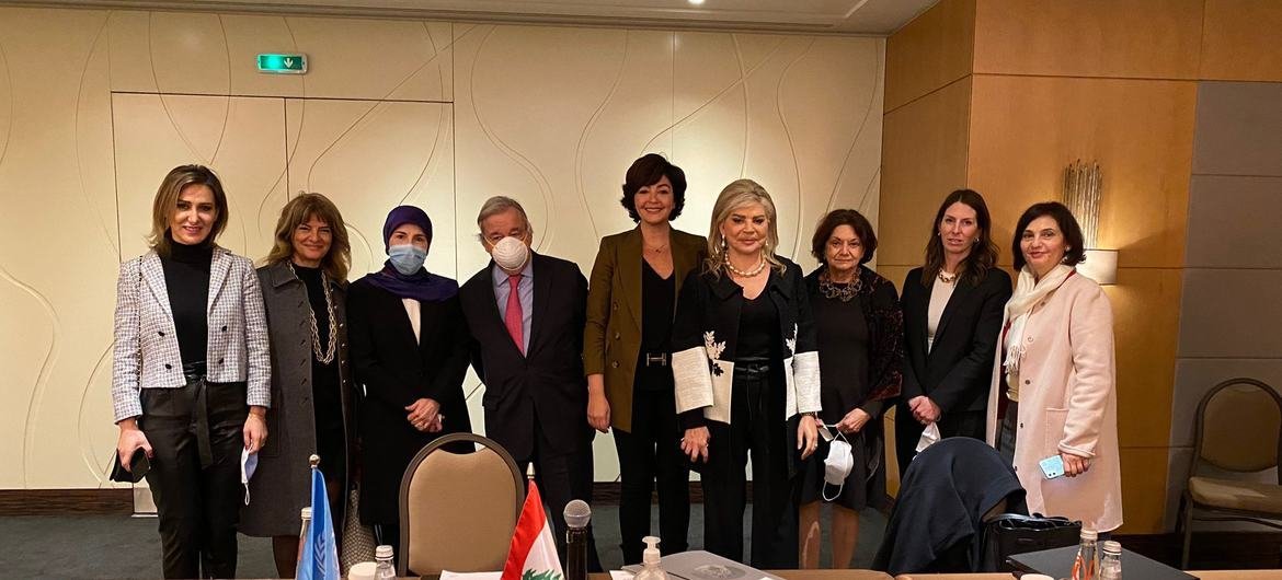 الأمين العام للأمم المتحدة، أنطونيو غوتيريش ووكيلته للشؤون السياسية، روز ماري ديكارلو خلال لقاء مع بعض النساء القياديات اللبنانيات.