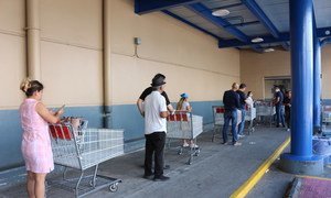 Personas en espera para poder entrar en un supermercado en Panamá en cumplimiento de las nuevas normas de distanciamiento físico.