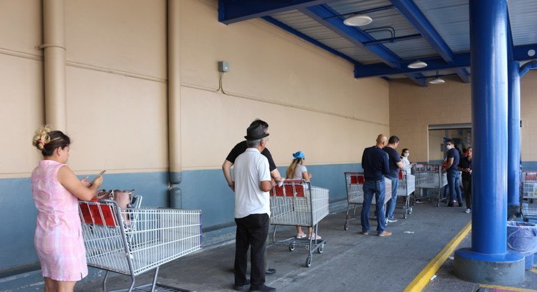 Personas en espera para poder entrar en un supermercado en Panamá en cumplimiento de las nuevas normas de distanciamiento físico.