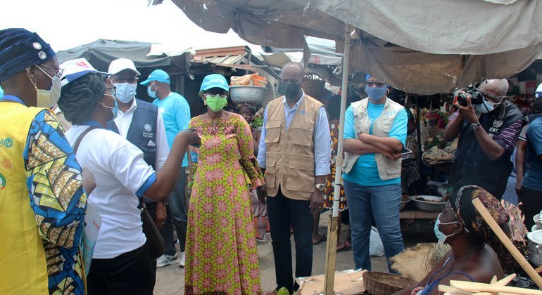 L'équipe des Nations Unies au Bénin et la  Direction départementale de la santé du littoral en discussion avec une responsable (assise à droite) du marché ST Michel à Cotonou.