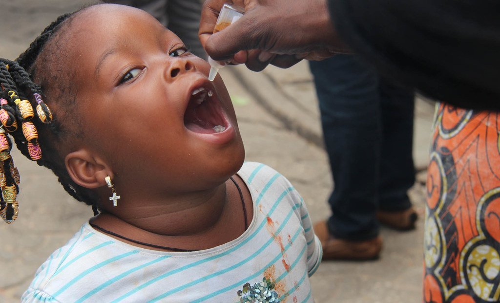 Vacunación de niños menores de cinco años en el Mercado de San Miguel de Cotonou en Benin.