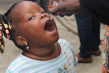 Mtoto akipatiwa chanjo dhidi ya polio huko Cotonou nchini Benin