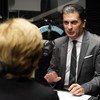 Генеральный секретарь ООН Мовсес Абелян выступает во время интервью с Еленой Вапнитчной из Новости ООН в радиостудии. На заднем плане виден микрофон радио ООН .