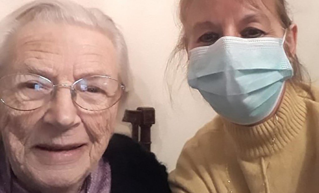 Mireille Delon est infirmière à Montpellier, France. Elle prend les précautions nécessaires lorsqu'elle va voir les personnes âgées