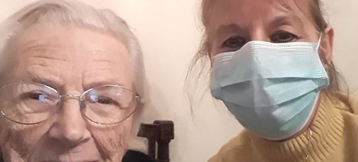 При общении с пожилыми,для которых коронавирус особенно опасен, маска - обяхзательна.