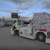 一架世界粮食计划署的飞机载有近16吨物资，包括口罩和手套，运往西非国家布基纳法索和加纳