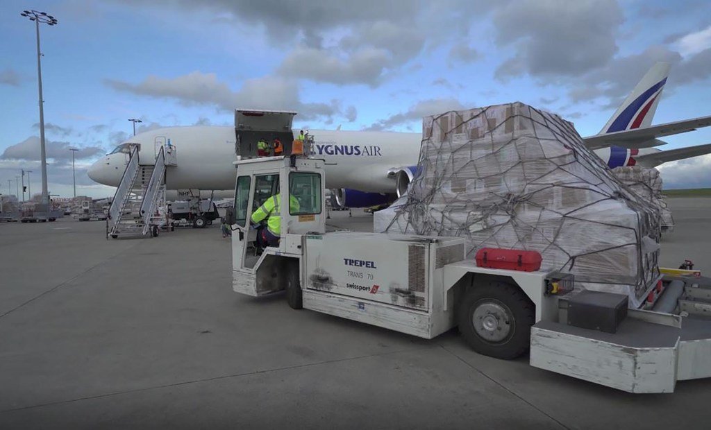 Un avion du PAM transportant près de 16 tonnes de fournitures comprenant des masques et des gants pour le Burkina Faso et le Ghana.