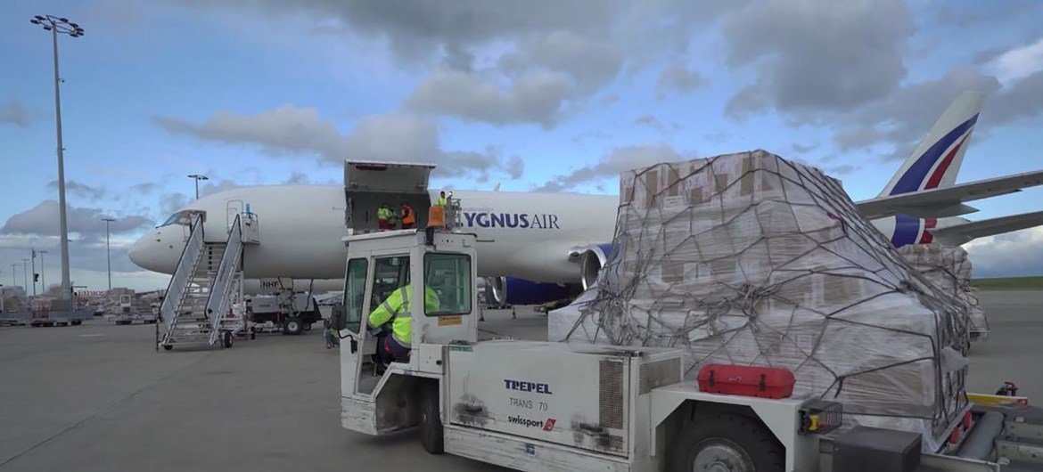 一架世界粮食计划署的飞机载有近16吨物资，包括口罩和手套，运往西非国家布基纳法索和加纳