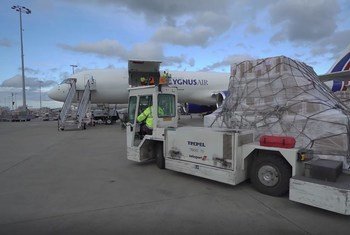 Un avion du PAM transportant près de 16 tonnes de fournitures comprenant des masques et des gants pour le Burkina Faso et le Ghana.