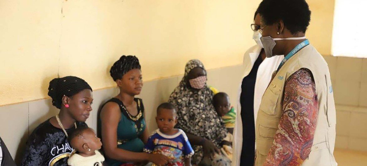 Dre Marie Marcos, Spécialiste santé à l'UNICEF Burkina Faso, discute avec des mères venues avec leurs enfants pour les faire vacciner dans un centre de santé de Ouagadougou, la capitale du Burkina Faso.