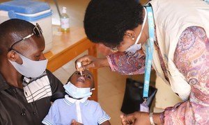 Dans un centre de santé de Ouagadougou, la capitale du Burkina Faso, Dre Marie Marcos, Spécialiste santé à l'UNICEF Burkina Faso, aide les infirmières à vacciner les enfants.