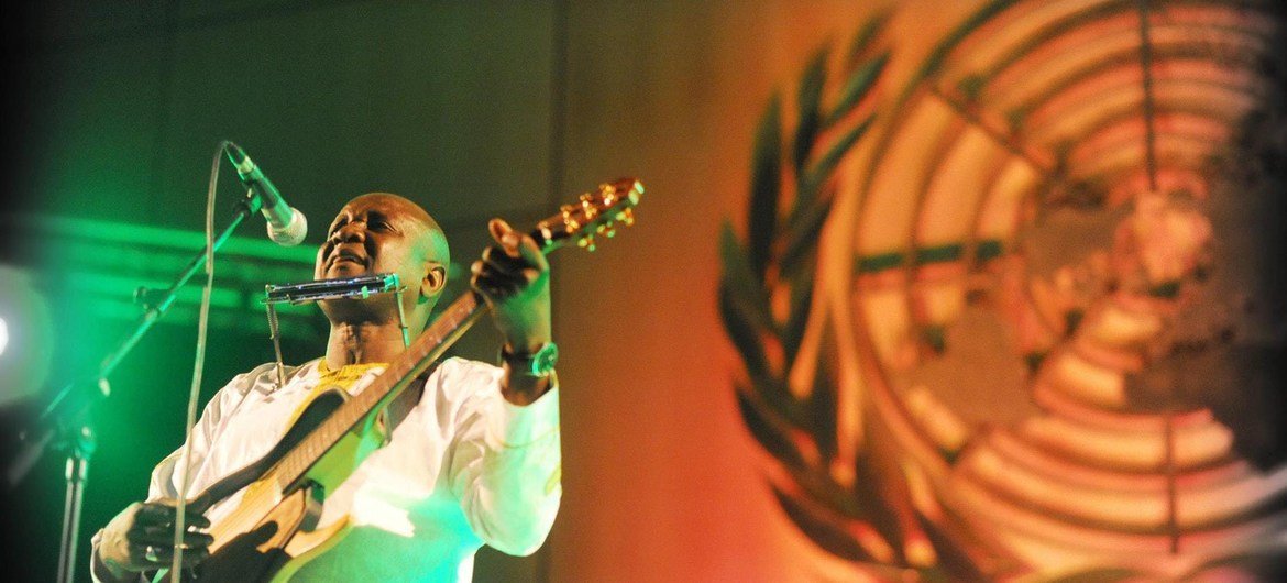 Le chanteur sénégalais Ismaël Lô rappelle les gestes simples pour se protéger du coronavirus.