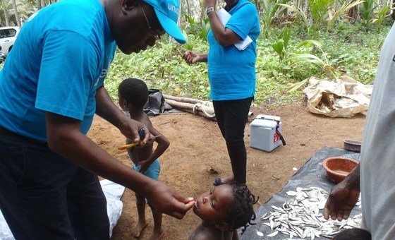 Spécialiste en vaccination au bureau de l’UNICEF en Côte d’Ivoire, le Docteur Epa Kouakou administre des vaccins à un jeune enfant ivoirien.