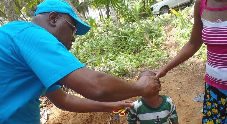 Spécialiste en vaccination au bureau de l’UNICEF en Côte d’Ivoire, le Docteur Epa Kouakou administre des vaccins à un jeune enfant ivoirien.