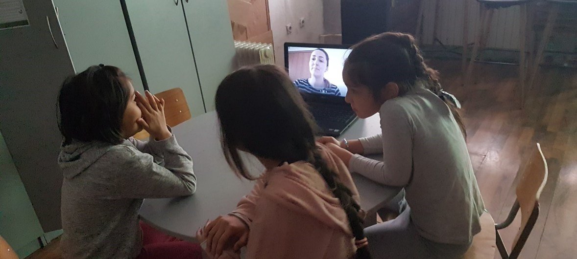 اليونيسف تحذر من مخاطر ازدياد الاستغلال الجنسي والتنمر على الإنترنت. الصورة من البوسنة لأطفال في مركز استقبال لاجئين ومهاجرين