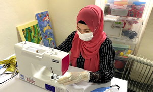 Refugiados y migrantes en centros de Bosnia cosen mascarillas para usarlas contra el coronavirus