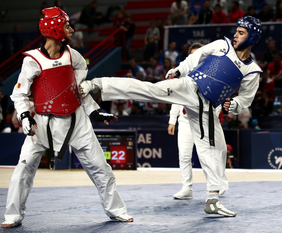 الرياضي اللاجئ إحسان نغيب زاده(يمين) خلال مبارة للتايكوندو في البطولة الأوربية 2019.
